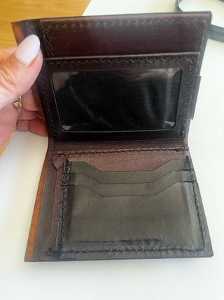Cartera de piel con dragón grabado
