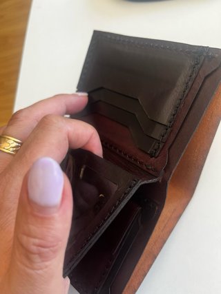 Cartera de piel con dragón grabado