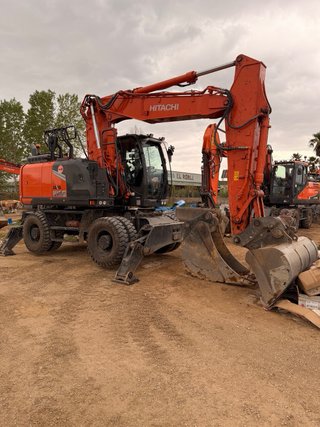 Retroexcavadora Hitachi ZX180W-7.