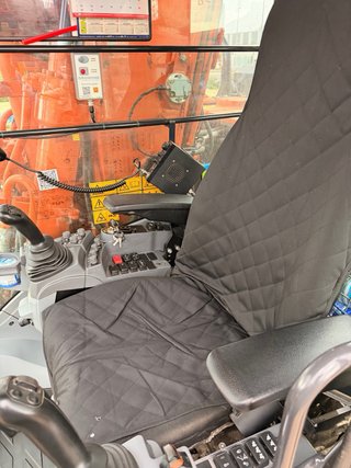 Retroexcavadora Hitachi ZX180W-7.