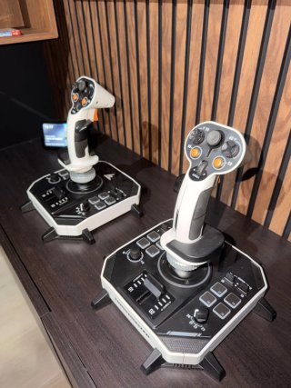 Joysticks Thrustmaster solar-r usados 2 veces.