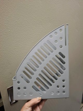 Revistero de plástico gris
