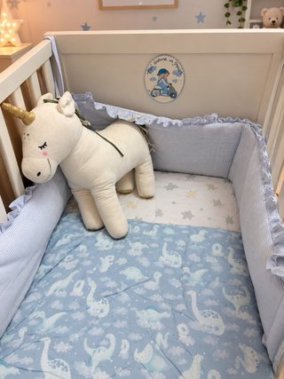 Cuna bebé con peluche, colchón y sábanas