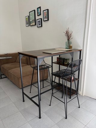 Mesa alta industrial + 2 taburetes negros