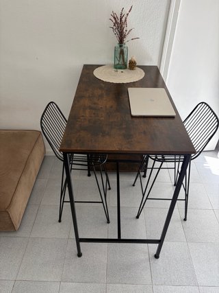 Mesa alta industrial + 2 taburetes negros