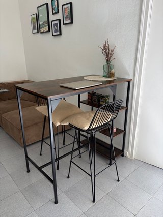 Mesa alta industrial + 2 taburetes negros
