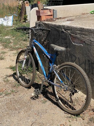 Bicicleta de montaña azul