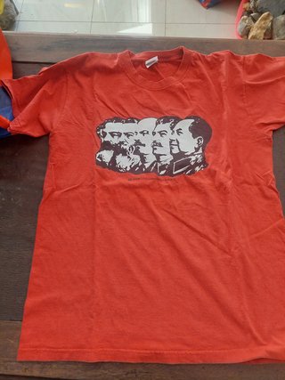 Camiseta Política Antiga Vermelha