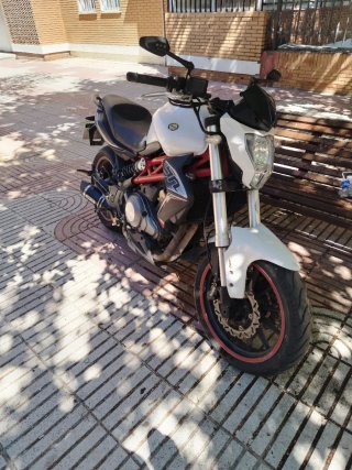 Benelli TNT 300 Naked Blanca y Roja