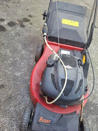 Cortacésped Raser rojo