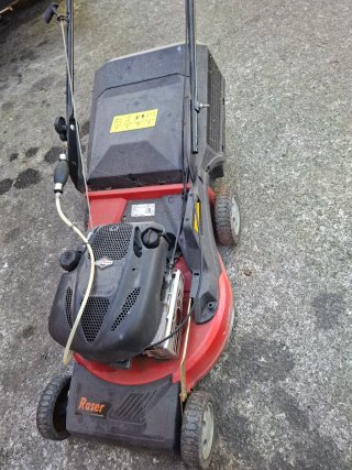 Cortacésped Raser rojo