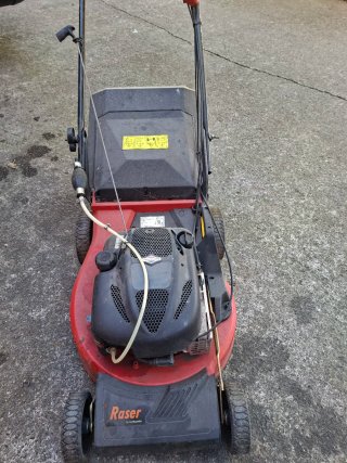 Cortacésped Raser rojo