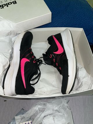 Zapatillas deportivas Nike negras y rosas