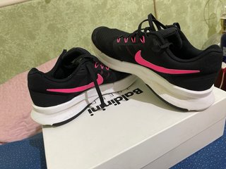 Zapatillas deportivas Nike negras y rosas