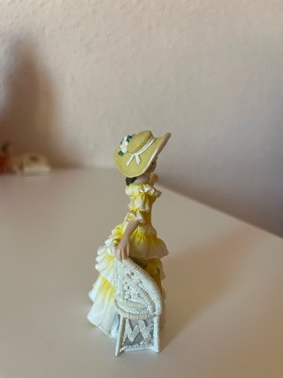Figura porcelana dama vestido amarillo vintage
