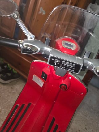 Moto a batería Vespa Roja