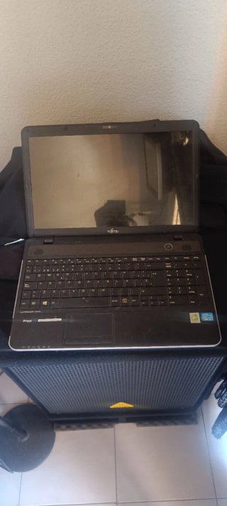 Portátil Fujitsu Negro