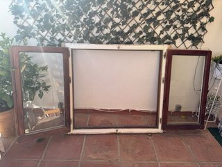Ventana antigua madera con postigos