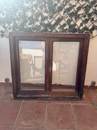 Ventana antigua madera con postigos