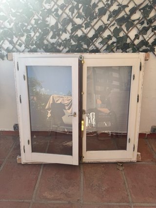Ventana antigua madera con postigos