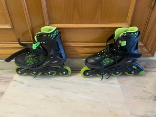Patines en línea negros y verdes