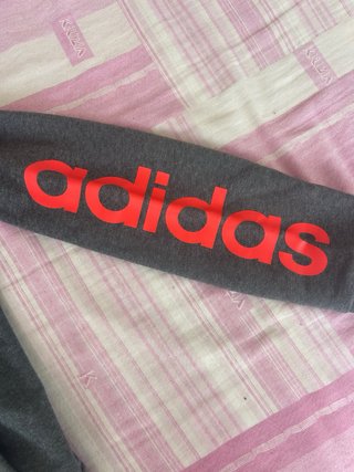 Felpa Adidas grigia con logo rosso aranciato