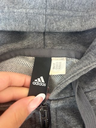 Felpa Adidas grigia con logo rosso aranciato