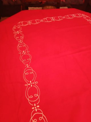 Tovaglia rossa con bordi decorati