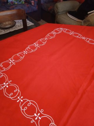 Tovaglia rossa con bordi decorati