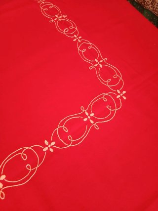 Tovaglia rossa con bordi decorati