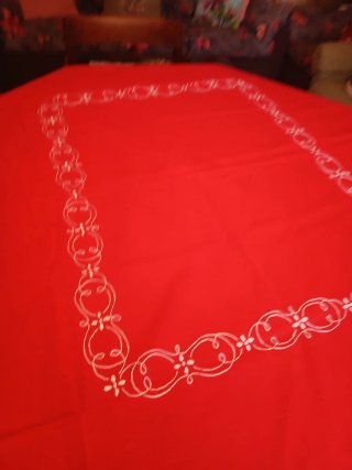 Tovaglia rossa con bordi decorati