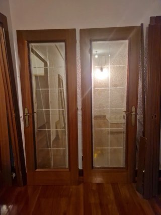 Puerta de madera con cristal y sin cristal