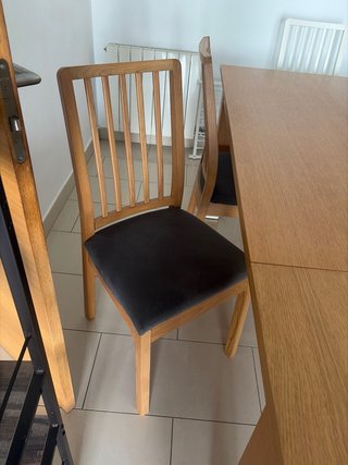 Mesa de comedor de madera con 4 sillas