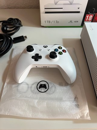 Xbox One S 1TB + Mando + 2 Juegos