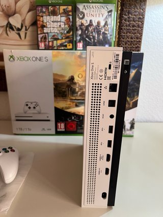 Xbox One S 1TB + Mando + 2 Juegos
