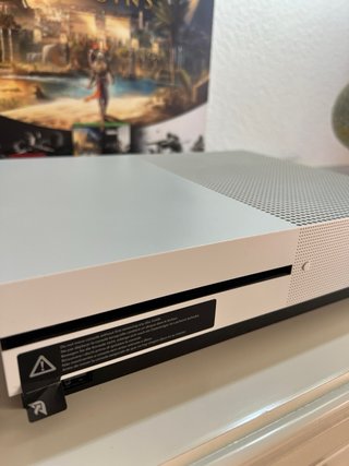 Xbox One S 1TB + Mando + 2 Juegos