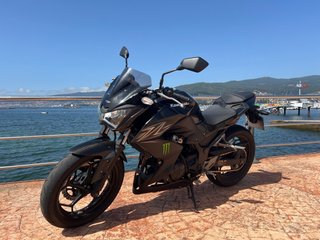 Kawasaki Z300 Negra + fibra de carbono