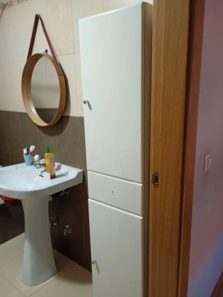 Armario de baño blanco y madera