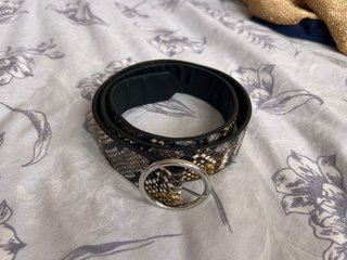 Pack 2 cinturones: negro y estampado serpiente