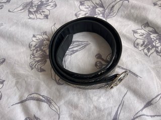 Pack 2 cinturones: negro y estampado serpiente