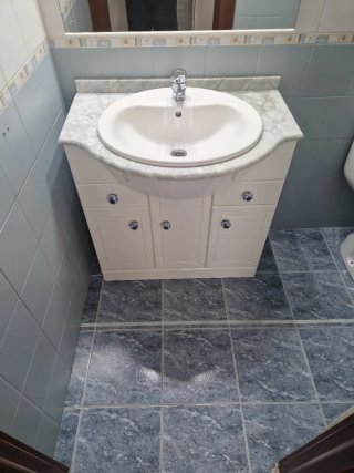 Lavabo con mueble y espejo