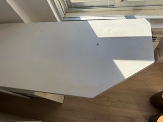 Escritorio blanco con cajonera