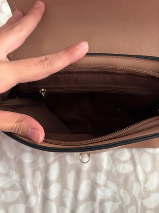Bolso bandolera con cadena dorada