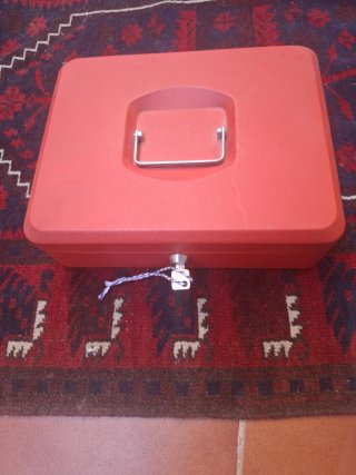 Caja de seguridad roja antigua