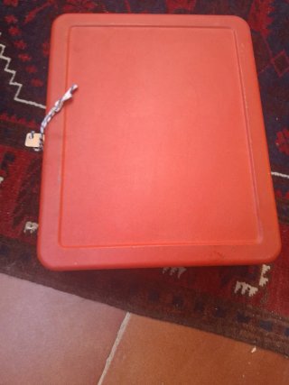 Caja de seguridad roja antigua