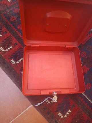 Caja de seguridad roja antigua