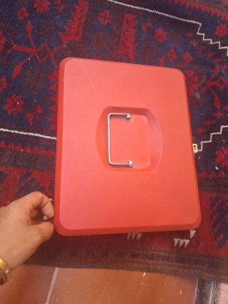 Caja de seguridad roja antigua