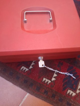 Caja de seguridad roja antigua