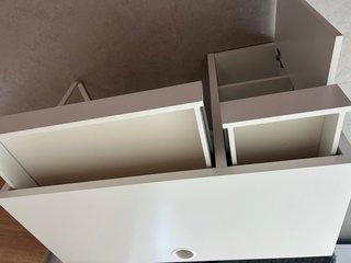 Escritorio blanco con cajones y estantería