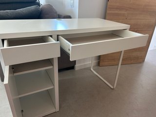 Escritorio blanco con cajones y estantería